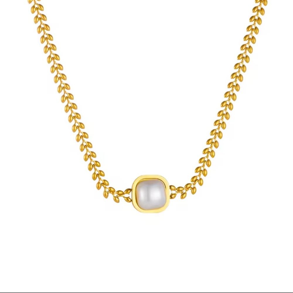 Chic 18k Gold plated stainless steel Necklace with Pearl Accent - Picture 7 of 7